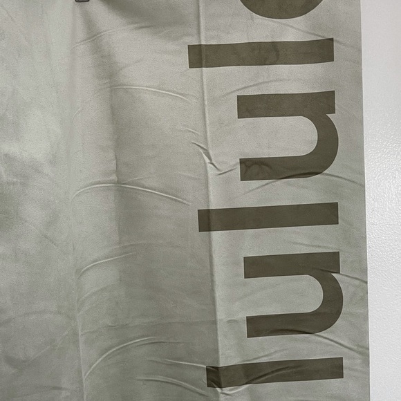 lululemon the towel Logo - Picture 3 of 3